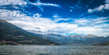 Güneşli bir günde Como Gölü. Kuzey görünümü.