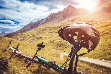 Bisiklet kaskı bisikletin gidonunda. Dağlara bisiklet gezisi. Bisiklet güvenliği.