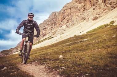 Alplerdeki bisiklet rotası. MTB motorlu bir bisikletçi.
