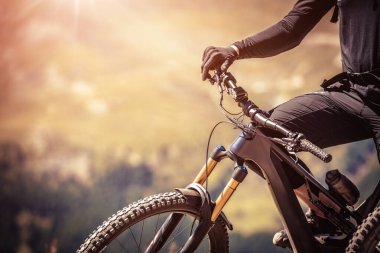 Motorun ön tekerleğini kapat. Profesyonel bisiklet süspansiyonu. Pahalı elektrikli bisiklet..