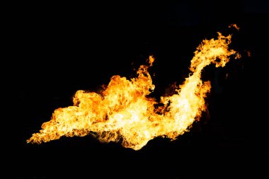 Siyah arkaplanda alev.