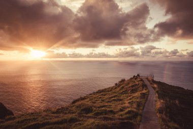 Gün batımından itibaren. Okyanus manzarası. Bulutlu gökyüzü.