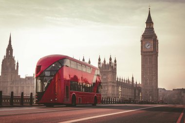 Klasik Kırmızı Otobüs ve Big Ben Londra, İngiltere 'de.