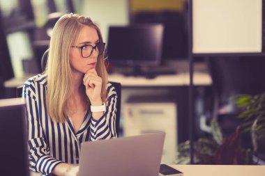 İşte sorun var. Düşünceli genç bayan bir proje üzerinde kafa yoruyor..