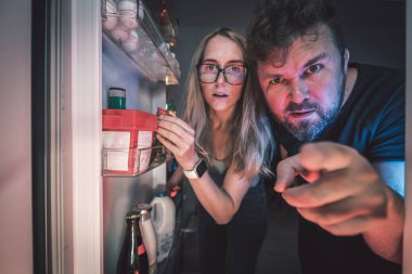 Buzdolabına bakan bir çift. Dolapta boş. Buzdolabındaki çürük şeyler..