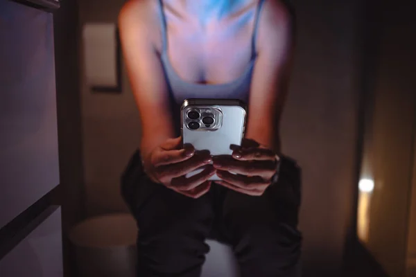 Bir Kadın Tuvalette Telefon Kullanıyor Telifsiz Stok Imajlar