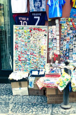 Napoli, Campania, İtalya - 29 Eylül 2022: Napoli 'nin en popüler turizm caddesi olan Toledo Caddesi' ndeki hediyelik eşya dükkanı.