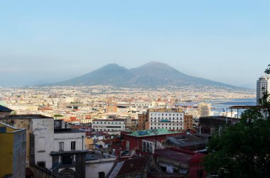 Napoli, Campania, İtalya - 29 Eylül 2022: Vezüv Dağı ve yerleşim alanlarının manzarası. Gün batımı ve bulutsuz gökyüzü. Yatay yönelim