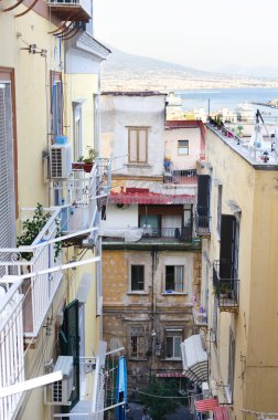 Napoli, Campania, İtalya - 29 Eylül 2022: Eski şehrin geleneksel avlusu. Dikey yönelim