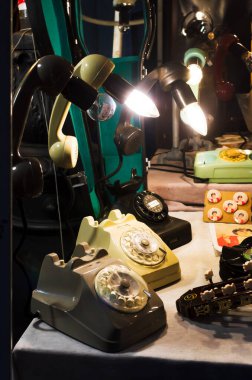 Napoli, Campania, İtalya - 29 Eylül 2022: Toledo caddesindeki eski telefonlardan el yapımı lambalar. Ev için alışılmadık şeyler kavramı. Yaratıcı. Dikey yönelim.