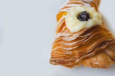 Beyaz bir tabakta Sfogliatellla riccia (ABD 'de ıstakoz kuyruğu olarak da bilinir). Geleneksel tatlı kavramı. Yatay oryantasyon. Napoli, İtalya 'dan kabuk şeklinde, hamur işi. Boşluğu kopyala.