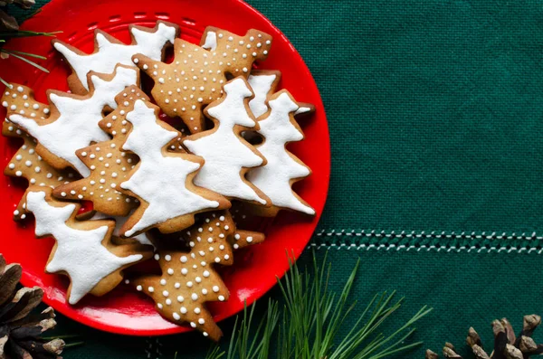 Biscoitos Festivos Decorados Com Cobertura Branca Uma Chapa Vermelha Fundo — Fotografia de Stock
