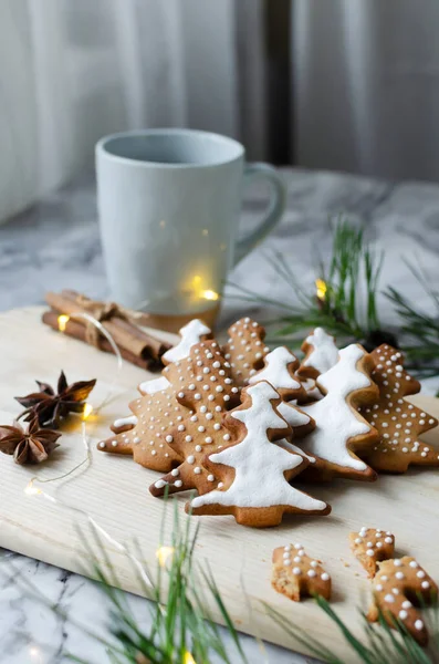 Biscoitos Festivos Decorados Com Cobertura Branca Uma Tábua Corte Madeira — Fotografia de Stock