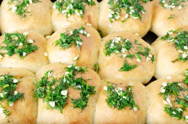 Sarımsaklı çörekler ve yağlı dereotu sosu. Borç için geleneksel Ukrayna çörekleri olan pampushky (Pampushky) hazırlığı. Geleneksel yemek kavramı. Ev yapımı pişirme. Kapat.