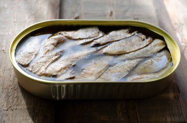 Ahşap bir masada konserve balık. Konserve balık konsepti. Kırsal tarzda. Yatay yönelim.