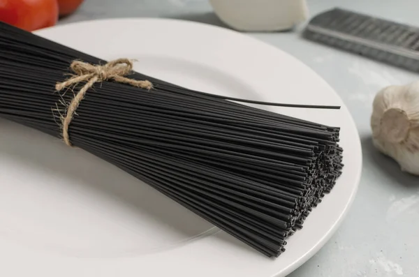 Bunch Raw Black Spaghetti Cuttlefish Ink Tomatoes Garlic Cheese Gray — Stock Photo, Image