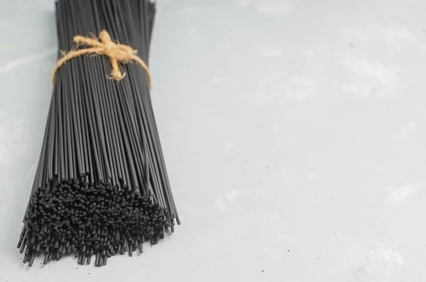 Een Stelletje Rauwe Zwarte Spaghetti Met Inktvis Inkt Een Grijze — Stockfoto