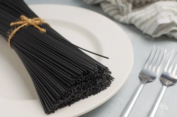 Bouquet Spaghettis Noirs Crus Avec Encre Seiche Sur Une Assiette — Photo
