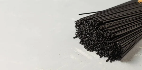 Ένα Μάτσο Ωμά Μαύρα Μακαρόνια Μελάνι Σουπιάς Γκρι Φόντο Έννοια — Φωτογραφία Αρχείου