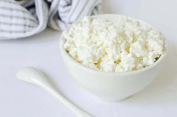 Organiczny Ser Wiejski Białej Ceramicznej Misce Łyżeczką Białym Obrusie Zdrowe — Zdjęcie stockowe