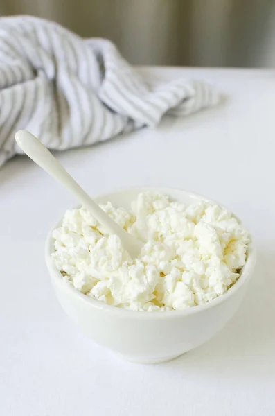 Organiczny Ser Wiejski Białej Ceramicznej Misce Ręcznikiem Kuchennym Białym Obrusie — Zdjęcie stockowe
