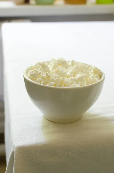 Органический Творог Белой Керамической Чаше Белой Скатерти Здоровый Завтрак Концепция — стоковое фото