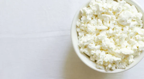 Organiczny Ser Wiejski Białej Ceramicznej Misce Białym Obrusie Zdrowe Śniadanie — Zdjęcie stockowe