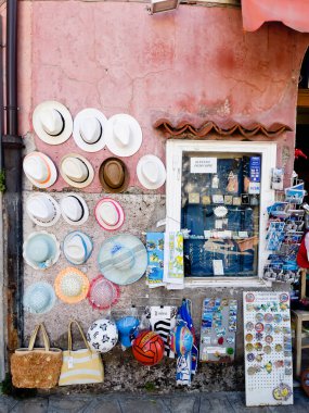 Ravello, Amalfi Sahili, İtalya - 2 Eylül 2023. Geleneksel hatıralar: güneş şapkaları, plaj çantaları, balolar. Mıknatıslar ve kartpostallar.
