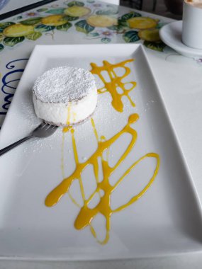 Ricotta peyniri ve armut keki geleneksel bir İtalyan tatlısıdır. Hassas bir doku ve parlak bir tat. İtalyan yemeği kavramı. Dikey yönelim.