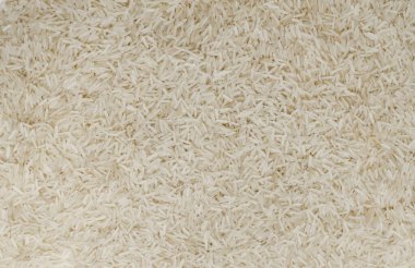 Arkaplan çiğ basmati pilavı. Su tasarrufu ürünleri kavramı. Su tasarrufu. Pirinç yetiştirirken suyun% 10-20 'si tüketiliyor. Yatay oryantasyon. Üst Manzara. Boşluğu kopyala