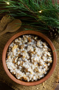 Kutya, geleneksel bir Noel Ukrayna buğday kabı Noel için ya da eski yeni yıl için masada duruyor. Cevizli haşlanmış yulaf lapası, kuru üzüm, haşhaş tohumu ve bal. Kırsal tarzda. Üst görünüm