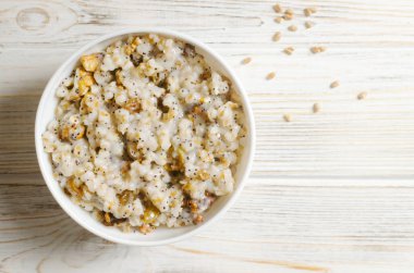 Kutya, geleneksel bir Ukrayna Noel yemeği. Noel 'de ya da eski yılbaşında masada buğday ezmesinden yapılmış. Cevizli haşlanmış yulaf lapası, kuru üzüm, haşhaş tohumu ve bal..