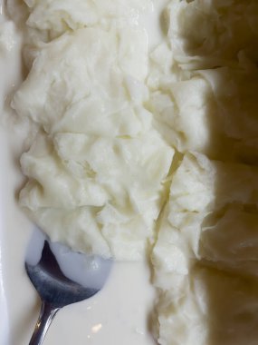 Gullak sütten yapılan bir tatlı ve özel bir hamur türüdür. Geleneksel Türk yemeği konsepti. Tatlı ve hafif bir tatlı. Dikey oryantasyon. Üst Manzara. Boşluğu kopyala