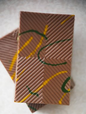 Beyaz arka planda fıstık ezmeli Dubai çikolatası ve kunefe sütü. Popüler gıda konsepti. Dikey oryantasyon. Üst Manzara. Makro fotoğrafçılık