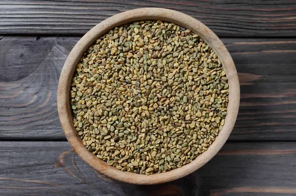 Kuru çemen otu ya da siyah bir masada tahta bir kasede şampuan. Orta Doğu 'dan ilaç fabrikası. Alternatif tıp konsepti. Üst Manzara. Seçici odak.