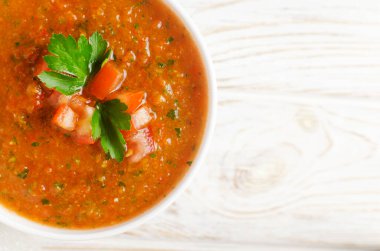 Soğuk yaz çorbası Gazpacho masada beyaz bir kâse içinde. Geleneksel İspanyol mutfağı. Vejetaryen ya da vejetaryen. Seçici odaklanma. Yatay oryantasyon. Üst Manzara. Boşluğu kopyala.