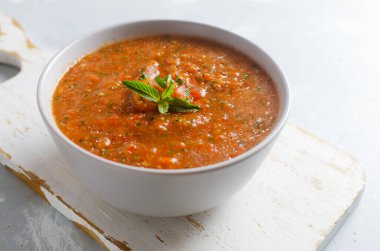 Soğuk yaz çorbası Gazpacho gri arka planda gri bir kasede. Geleneksel İspanyol mutfağı. Vejetaryen ya da vejetaryen. Seçici odaklanma. Yatay yönelim.