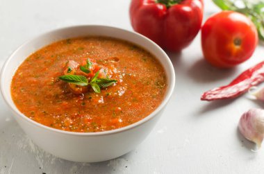Soğuk yaz çorbası Gazpacho gri arka planda malzemelerle gri bir kasede. Geleneksel İspanyol mutfağı. Vejetaryen ya da vejetaryen. Seçici odaklanma. Yatay oryantasyon. Boşluğu kopyala.