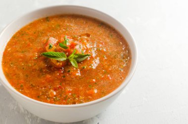 Soğuk yaz çorbası Gazpacho gri arka planda gri bir kasede. Geleneksel İspanyol mutfağı. Vejetaryen ya da vejetaryen. Seçici odaklanma. Yatay oryantasyon. Boşluğu kopyala.