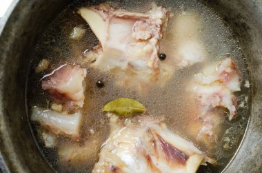 Çiğ dana kemiklerinden elde edilen et suyu bir kazanda 12 saat pişirildi. Kolajen konsepti. Seçici odaklanma. Yatay oryantasyon. Üst görünüm