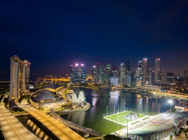 Singapur iş bölgesine ve Singapur, Asya alacakaranlıkta şehir havadan görünümü