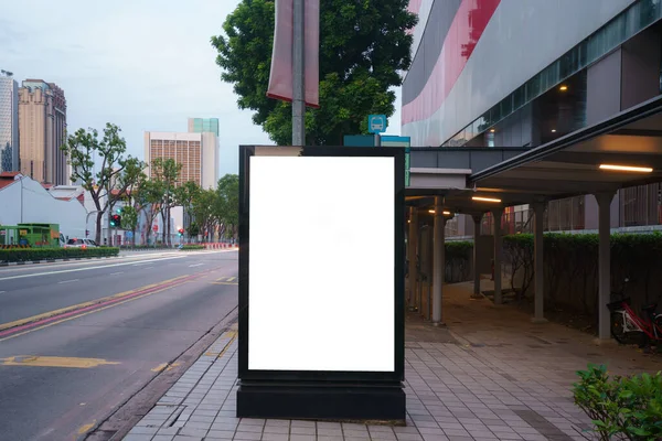 Bílá Pomačkaná Šablona Plakátu Městě Lepené Papírové Makety Prázdná Pšeničná — Stock fotografie