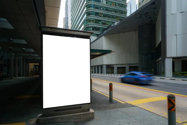 市内の白いしわのポスターテンプレート 接着紙のモックアップ テクスチャ壁に空白のウィートペースト 空のストリートアートのステッカーをモック 都市部の接着剤広告キャンバスをクリア ビルボード広告主 — ストック写真