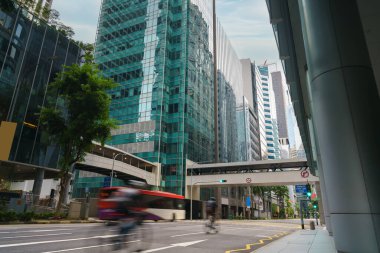 Sabah Singapur 'da gökdelen binası olan şehir merkezindeki finans bölgesinde trafik ve araba trafiği..