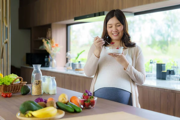 Vacker Asiatisk Gravid Kvinna Äter Med Lust Spannmål Frukost Köket — Stockfoto
