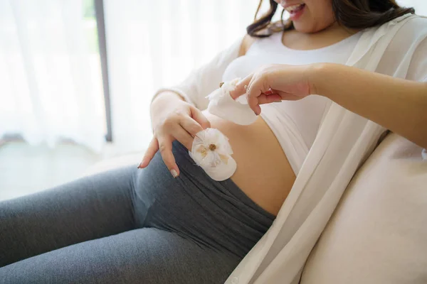 Gravid Asiatisk Kvinna Känner Sig Lycklig Hemma När Hon Tar — Stockfoto