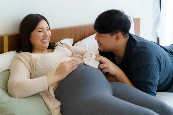 Porträtt Asiatiska Glad Gravid Kvinna Och Hennes Man Som Håller — Stockfoto