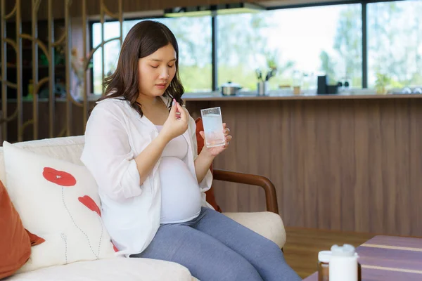 Asian Woman Pregnant Mother Holding Medicine Supplement Drugs Glass Water — Stockfoto