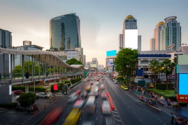 Gün batımında Bangkok şehir merkezinde yoğun trafik var. Bangkok, Tayland 'da ofis binası gökdeleni var..