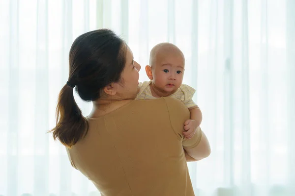 Asiática Madre Está Sosteniendo Hijo Recién Nacido Dormitorio Casa Que — Foto de Stock